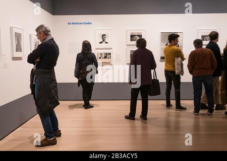 Besucher, Die Kunstwerke im Museum of Modern Art, NYC, ansehen Stockfoto