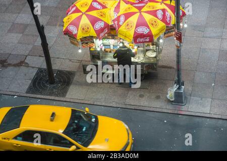 Straßenhändler an der W. 53rd Street, NYC, USA Stockfoto