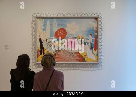 Frauen Bewundern Florine Stettheimer Gemälde in MoMA, NYC Stockfoto