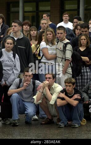 Cedar Park, Texas 07 MAR 2001: Eine von Studenten geführte Produktion von „Shattered Dreams“ mit inszeniertem Drama eines Teenagerunfalls, der im Rausch ist (DUI), komplett mit Polizisten, Krankenwagen, medizinischem Evakuierungshubschrauber und einem Leichenwagen an der Cedar Park High School, um Schülern zu helfen, nicht zu trinken und zu fahren. An der Produktion nahmen Dutzende von Studenten als Unfallopfer, Berater und weinende Verwandte Teil, darunter eine Beerdigungs-Produktion mit Schatullen und trauernden Eltern. Hier werden die Schüler emotional, wenn sie die simulierte Crashszene vor der Schule beobachten. ©Bob Daemmrich Stockfoto