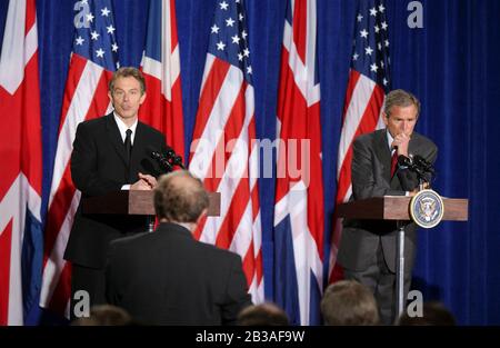 Crawford, Texas 06 APR 2002: Der britische Premierminister Tony Blair und US-Präs. George W. Bush treffen die Presse an der Crawford High School nach ihrem Arbeitsurlaub auf der Prairie Chapel Ranch, Bushs Western White House Ranch. ©Bob Daemmrich Stockfoto