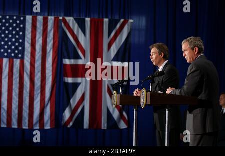 Crawford, Texas 06 APR 2002: Der britische Premierminister Tony Blair und US-Präs. George W. Bush treffen die Presse an der Crawford High School nach ihrem Arbeitsurlaub auf der Prairie Chapel Ranch, Bushs Western White House Ranch. ©Bob Daemmrich Stockfoto