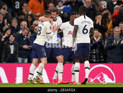 Jan Vertonghen (2. Linke) von Tottenham Hotspur feiert beim fünften Spiel im Tottenham Hotspur Stadium in London sein erstes Tor des Spiels im FA Cup. Stockfoto