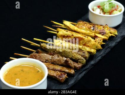 Auswahl an Rindfleisch und Hühnersatay Stockfoto