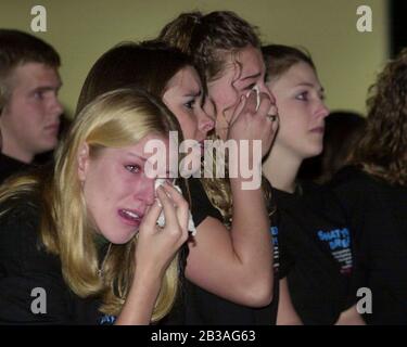 Cedar Park, Texas 07 MAR 2001: Eine von Studenten geführte Produktion von „Shattered Dreams“ mit dem simulierten Drama eines Teenagerunfalls, der im Rausch war (DUI), komplett mit Polizisten, Krankenwagen, medizinischem Evakuierungshubschrauber und einem Leichenwagen, wurde an der Cedar Park High School inszeniert, um Schülern zu helfen, nicht zu trinken und zu fahren. An der Produktion nahmen Dutzende von Studenten als Unfallopfer, Berater und weinende Verwandte Teil, darunter eine Beerdigungs-Produktion mit Schatullen und trauernden Eltern. Hier reagieren die Studenten, während sie beobachten, wie das „Opfer“ aus dem überrollten Auto herausgeschleidert wird. ©Bob Daemmrich Stockfoto