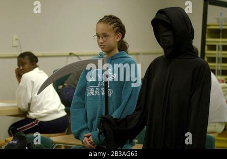 Cedar Park, Texas 07 MAR 2001: Eine von Studenten geführte Produktion von „Shattered Dreams“ mit dem simulierten Drama eines Teenagerunfalls, der im Rausch war (DUI), komplett mit Polizisten, Krankenwagen, medizinischem Evakuierungshubschrauber und einem Leichenwagen, wurde an der Cedar Park High School inszeniert, um Schülern zu helfen, nicht zu trinken und zu fahren. An der Produktion nahmen Dutzende von Studenten als Unfallopfer, Berater und weinende Verwandte Teil, darunter eine Beerdigungs-Produktion mit Schatullen und trauernden Eltern. Hier wird einer Schülerin gesagt, dass sie „tot“ ist und vom Sensenmann aus der Klasse geführt wird. ©Bob Daemmrich Stockfoto