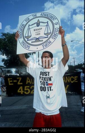Austin, Texas USA, 19. JUNI 2002: Ein schwarzer Teenager trägt ein Siegel der NAACP, während er an der jährlichen Junienth-Parade durch die Straßen des historisch schwarzen Ostens von Austin teilnimmt. ©Bob Daemmrich Stockfoto