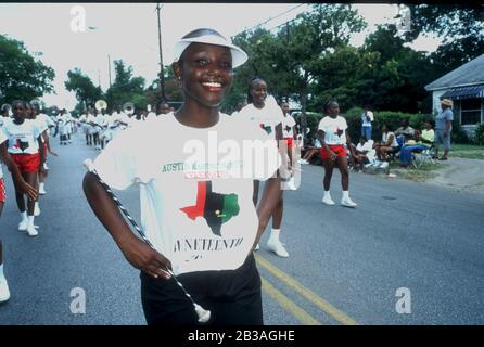 Austin, Texas 19. Juni 2002: Mitglieder der Jack Yates High School Marching Band treten für die Bewohner von Austin bei der jährlichen Juneteenth-Feier zur Emanzipation der Schwarzen in Texas auf. ©Bob Daemmrich Stockfoto