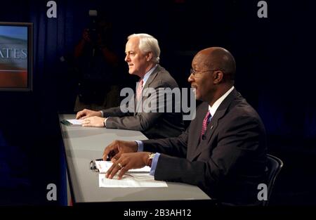 Dallas, Texas 23 Okt 2002: Die Kandidaten des US-Senats, John Cornyn (Republikaner), links, und der ehemalige Bürgermeister von Dallas, Ron Kirk (Demokrat), rechts, treffen sich in den Studios von KERA-TV in Dallas zu ihrer zweiten Fernsehdebatte des Monats in Texas. Wenn Kirk in den US-Senat gewählt wird, wäre er der erste afroamerikanische Senator aus dem Süden seit dem Umbau. Cornyn ist ein Freund und Unterstützer von Präsident Bush. ©Bob Daemmrich Stockfoto