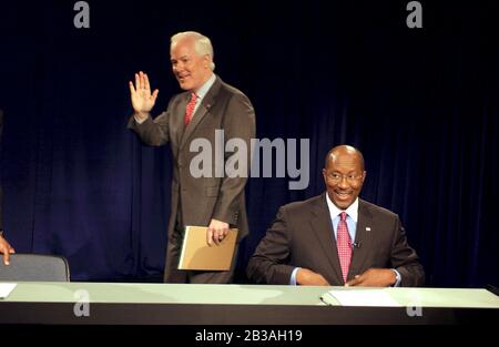 Dallas, Texas 23 Okt 2002: Die Kandidaten des US-Senats, John Cornyn (Republikaner), links, und der ehemalige Bürgermeister von Dallas, Ron Kirk (Demokrat), rechts, treffen sich in den Studios von KERA-TV in Dallas zu ihrer zweiten Fernsehdebatte des Monats in Texas. Wenn Kirk in den US-Senat gewählt wird, wäre er der erste afroamerikanische Senator aus dem Süden seit dem Umbau. Cornyn ist ein Freund und Unterstützer von Präsident Bush. ©Bob Daemmrich Stockfoto