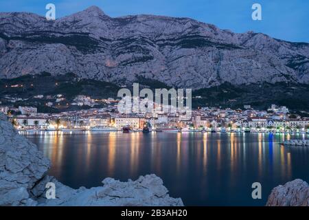 Blaue Stunde in Makarska, Kroatien Stockfoto