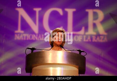 Austin, Texas 14 July 2003: Die republikanische Senatorin Kay Bailey Hutchison aus Texas spricht vor dem Nationalrat von La Raza und erzählt der überwiegend lateinamerikanischen Menge von ihren Bemühungen des Senats für die Hispanics des Landes. ©Bob Daemmrich Stockfoto