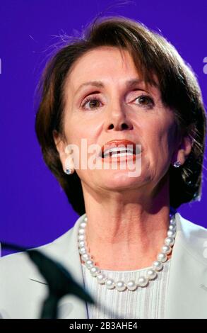 Austin, Texas 14 JULY 2003: Nancy Pelosi (D-California), die Minderheitsführerin des US-Repräsentantenhauses, spricht beim jährlichen Kongress des National Council of La Raza im neuen Austin Convention Center vor der 2,000-Jährigen-Gruppe. Pelosi kritisierte die mangelnde Aufmerksamkeit der Bush-Regierung gegenüber Minderheitenfragen in den letzten drei Jahren. ©Bob Daemmrich Stockfoto