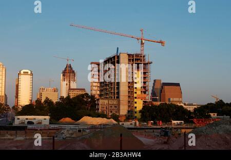 Austin, Texas USA, 21. Juli 2003: Die Skyline der Innenstadt am Abend von der Ecke 6th und Lamar Blvd. Zeigt Neubau mit den Austin City Lofts im Vordergrund und dem neuen Convention Center Hilton Hotel im Hintergrund. Austin wächst trotz der schleppenden US-Wirtschaft immer noch. ©Bob Daemmrich Stockfoto