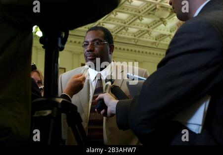 Austin, Texas, USA, 21. Juli 2003: Aktion in der Sondersitzung des texanischen Senats, bei der Senator Royce West eine Pressekonferenz gab. ©Bob Daemmrich Stockfoto