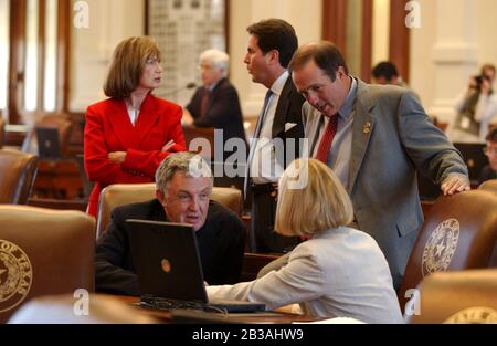 Austin, Texas, USA, 21. Juli 2003: Aktion in der Sondersitzung des Texas House, in der das Gremium eine Neuaufteilung erwägt, die eine republikanische Mehrheit für die Kongressbezirke von Texas geben soll. Von links nach rechts, Rep. Peggy Hamric (R-Houston) im Gespräch mit Bryan McCall (R-Plano), Rep. Byron Cook (R-Corsicana) am Computer und Rep. Jerry Madden (R-Plano) und Rep. Elizabeth Jones (R-San Antonio). ©Bob Daemmrich Stockfoto