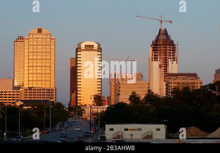 Austin, Texas USA, 21. Juli 2003: Die Skyline der Innenstadt am Abend von der Ecke 6th und Lamar Blvd. Zeigt Neubau mit den Austin City Lofts im Vordergrund und dem neuen Convention Center Hilton Hotel im Hintergrund. Austin wächst trotz der schleppenden US-Wirtschaft immer noch. ©Bob Daemmrich Stockfoto