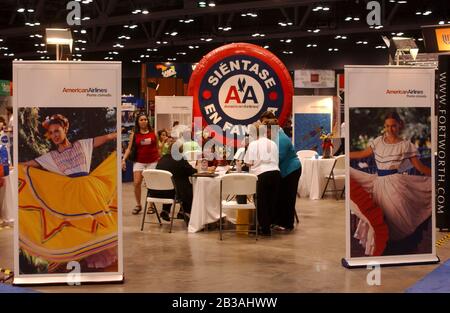 Austin, Texas, USA, 14. Juli 2003: Der Stand von American Airlines auf der Fachmesse im National Council of La Raza, genannt Latino Expo USA, mit über 300 Exponaten von Unternehmen, Regierungsbehörden und Community-basierten Gruppen im ganzen Land, die Partnerschaften mit der Latino-Community aufgebaut haben. ©Bob Daemmrich Stockfoto