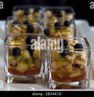 Bananentoffee mit Passionsfrucht in einem Glas Stockfoto