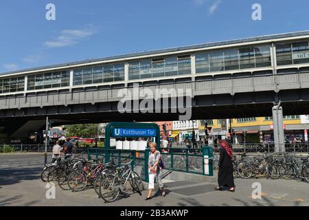 U-Bahnhof, Kottbusser Tor, Kreuzberg, Berlin, Deutschland Stockfoto