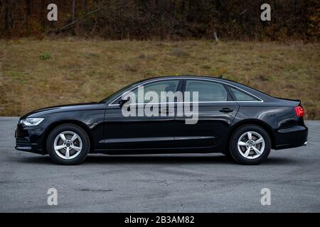 Audi A6 Jahr 2014-SLine. Sedan deutsches Auto auf leerem Parkplatz, Fotosession. Isoliert, keine Menschen Stockfoto