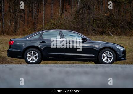 Audi A6 Jahr 2014-SLine. Sedan deutsches Auto auf leerem Parkplatz, Fotosession. Isoliert, keine Menschen Stockfoto