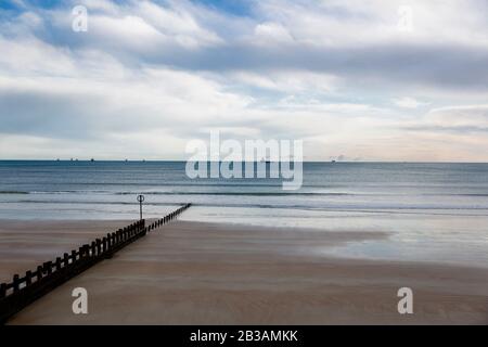 Blick auf den Aberdeen Beach im Winter, seinen goldenen Sand und seine lange geschwungene Länge zwischen dem Hafen und der Flussmünde des Don und seinen vielen Ozeangroynes Stockfoto