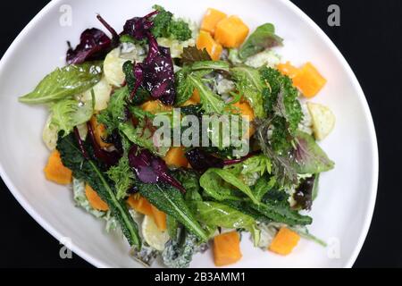 Gesunder veganer Salat mit Kürbis und Salat mischen Stockfoto