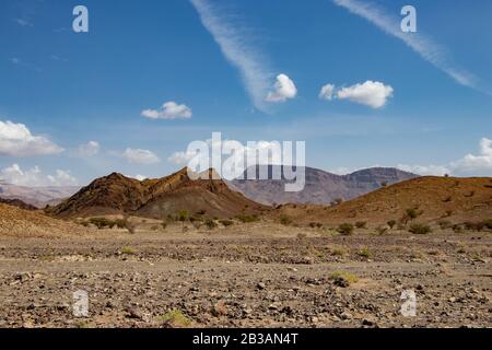 Blick auf die Berge rund um Wadi al Batha im Wadi Bani Khalid in der Nähe von Bidiyya im Oman Stockfoto