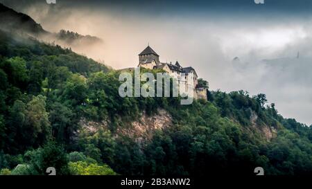 Vaduz, Liechtenstein - 14. Sept. 2014: Das Schloss in der Hauptstadt von Liechtenstein. Schloss Vaduz, die offizielle Residenz des Fürsten von Liechtenstein Stockfoto