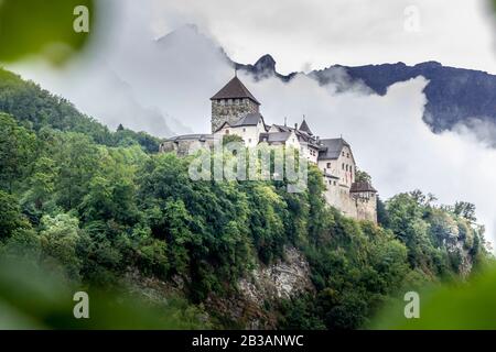 Vaduz, Liechtenstein - 14. Sept. 2014: Das Schloss in der Hauptstadt von Liechtenstein. Schloss Vaduz, die offizielle Residenz des Fürsten von Liechtenstein Stockfoto