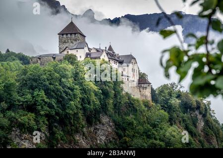 Vaduz, Liechtenstein - 14. Sept. 2014: Das Schloss in der Hauptstadt von Liechtenstein. Schloss Vaduz, die offizielle Residenz des Fürsten von Liechtenstein Stockfoto