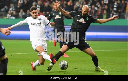 04. März 2020, Hessen, Frankfurt/M.: Fußball: DFB-Pokal, Eintracht Frankfurt - Werder Bremen, Viertelfinale in der Commerzbank-Arena. André Silva von Frankfurt im Einsatz gegen Ömer Toprak (r) von Bremen (Wichtiger Hinweis: Der DFB verbietet die Verwendung von Sequenzbildern im Internet und in Online-Medien während des Spiels (inklusive Halbzeit). Lockdown! Der DFB erlaubt die Veröffentlichung und weitere Nutzung der Bilder auf mobilen Geräten (insbesondere MMS) und über DVB-H und DMB erst nach Spielende). Foto: Arne Dedert / dpa Stockfoto