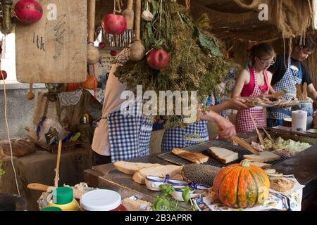 Gdansk, Polen - 03. august 2016: Markt im alten Danziger Stadtteil mit vielen glücklichen Leuten auf der Straße, schöner Sommertag K Stockfoto