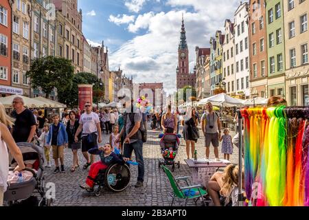 Gdansk, Polen - 03. august 2016: Markt im alten Danziger Stadtteil mit vielen glücklichen Leuten auf der Straße, schöner Sommertag K Stockfoto