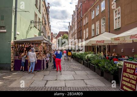 Gdansk, Polen - 03. august 2016: Markt im alten Danziger Stadtteil mit vielen glücklichen Leuten auf der Straße, schöner Sommertag K Stockfoto