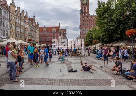 Gdansk, Polen - 03. august 2016: Markt im alten Danziger Stadtteil mit vielen glücklichen Leuten auf der Straße, schöner Sommertag K Stockfoto