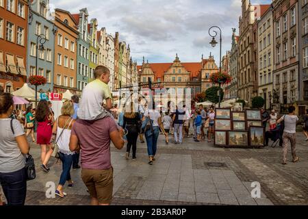 Gdansk, Polen - 03. august 2016: Markt im alten Danziger Stadtteil mit vielen glücklichen Leuten auf der Straße, schöner Sommertag K Stockfoto