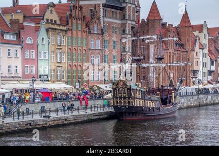 Gdansk, Polen - 03. august 2016: Aus dem Danziger Hafen mit der Altstadt im Hintergrund Stockfoto