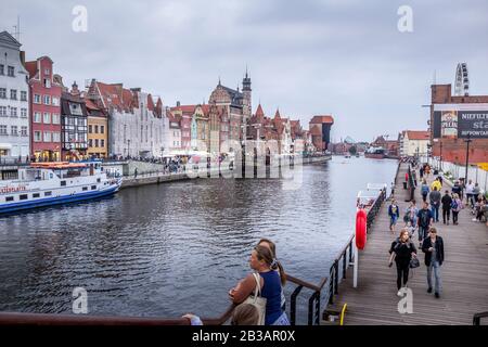 Gdansk, Polen - 03. august 2016: Aus dem Danziger Hafen mit der Altstadt im Hintergrund Stockfoto