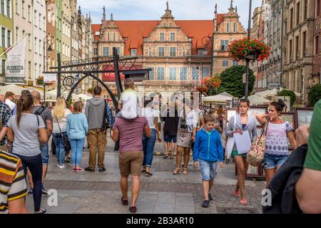 Gdansk, Polen - 03. august 2016: Markt im alten Danziger Stadtteil mit vielen glücklichen Leuten auf der Straße, schöner Sommertag K Stockfoto