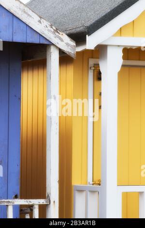 Abstrakter Blick auf Strandhütten. Sutton an der Strandhütte am Meer, die Farben und Struktur von Hütten nebeneinander darstellt. Verschiedene Farben in lebendigen Farben und Helligkeit. Stockfoto