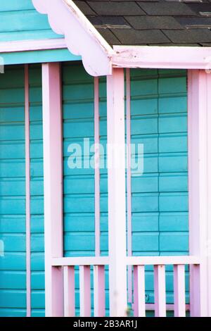 Abstrakter Blick auf Strandhütten. Sutton an der Strandhütte am Meer, die Farben und Struktur von Hütten nebeneinander darstellt. Verschiedene Farben in lebendigen Farben und Helligkeit. Stockfoto