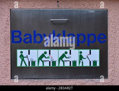Babyklappe, St. Joseph Krankenhaus, Wuesthoffstrasse, Tempelhof, Berlin, Deutschland Stockfoto