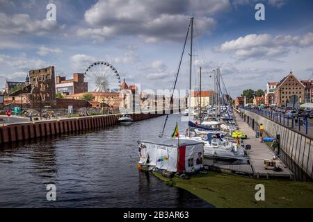 Gdansk, Polen - 03. august 2016: Aus dem Danziger Hafen mit der Altstadt im Hintergrund Stockfoto