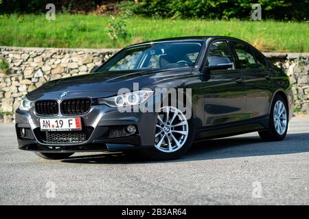 Cluj-Napoca, Cluj/Rumänien-07.28.2019-BMW M Performance, Modell F30, Limousine, isoliert auf einem Parkplatz, ikonisch tolles deutsches Auto Stockfoto