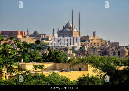 Die Zitadelle von Kairo wird von der Alabaster-Moschee von Muhammad Ali Pasha dominiert, die sich auf dem Gipfel der Zitadelle befindet Stockfoto