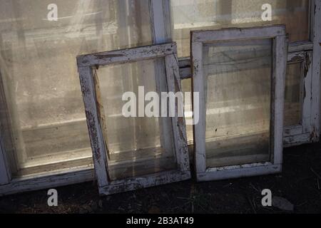 Alte schmutzige Fenster mit weißen Holzrahmen Stockfoto