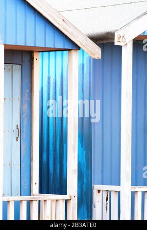 Abstrakter Blick auf Strandhütten. Sutton an der Strandhütte am Meer, die Farben und Struktur von Hütten nebeneinander darstellt. Verschiedene Farben in lebendigen Farben und Helligkeit. Stockfoto