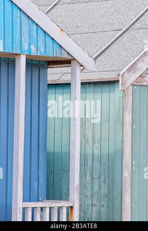 Abstrakter Blick auf Strandhütten. Sutton an der Strandhütte am Meer, die Farben und Struktur von Hütten nebeneinander darstellt. Verschiedene Farben in lebendigen Farben und Helligkeit. Stockfoto